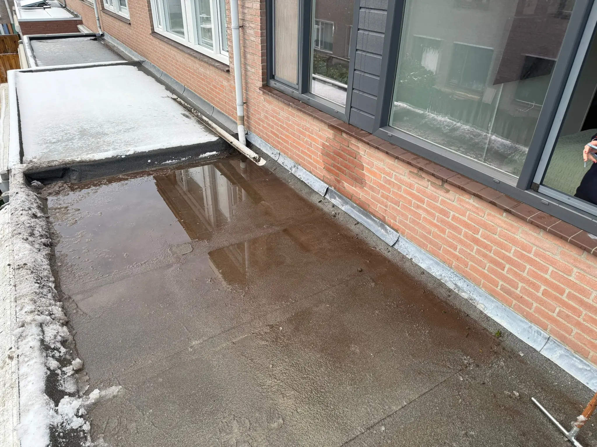 Professionele dakdekker aan het werk bij Water Door Plafond in Goudswaard